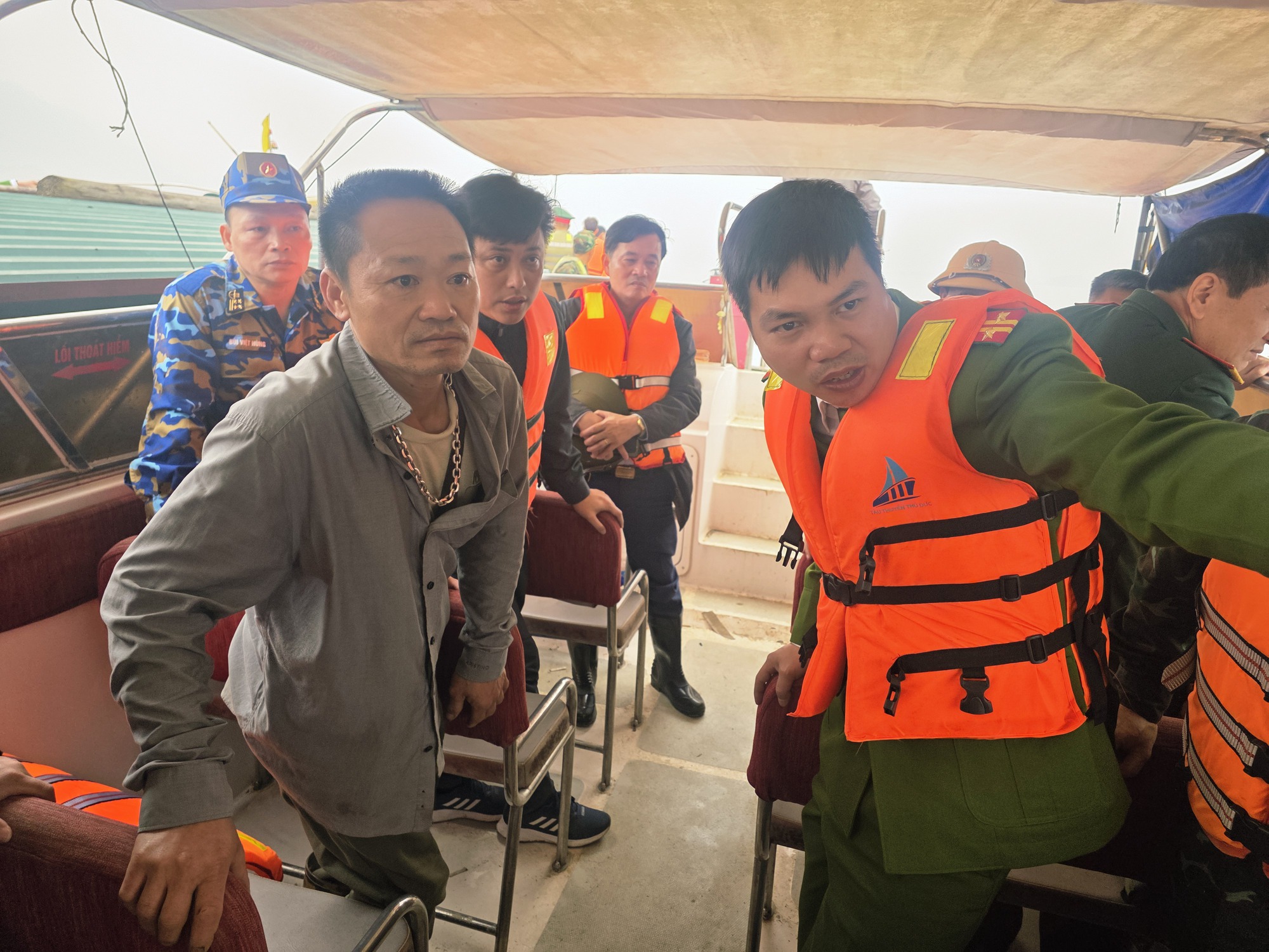 Người đầu ti&ecirc;n ph&aacute;t hiện vụ lật t&agrave;u ở hồ Th&aacute;c B&agrave;: "T&ocirc;i thấy 1 người phụ nữ &ocirc;m chặt 2 đứa trẻ"- Ảnh 1.