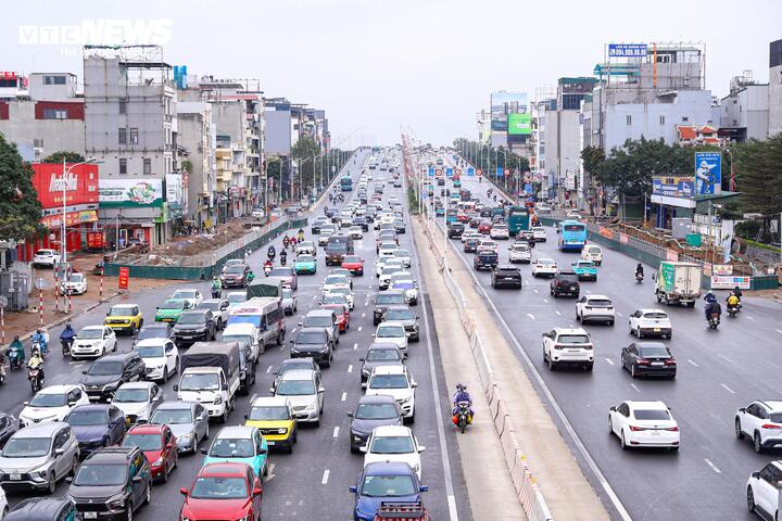 Đội mưa gi&oacute;, d&ograve;ng người &ugrave;n &ugrave;n đổ về Thủ đ&ocirc; sau kỳ nghỉ Tết- Ảnh 3.