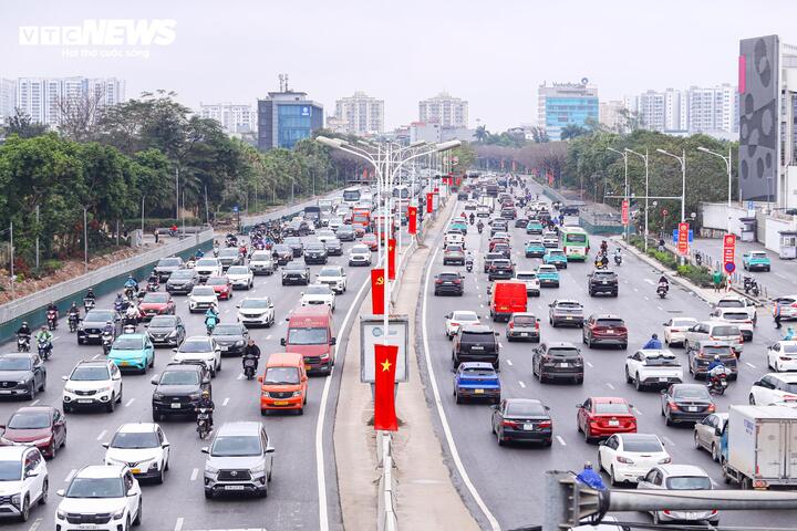 Đội mưa gi&oacute;, d&ograve;ng người &ugrave;n &ugrave;n đổ về Thủ đ&ocirc; sau kỳ nghỉ Tết- Ảnh 2.