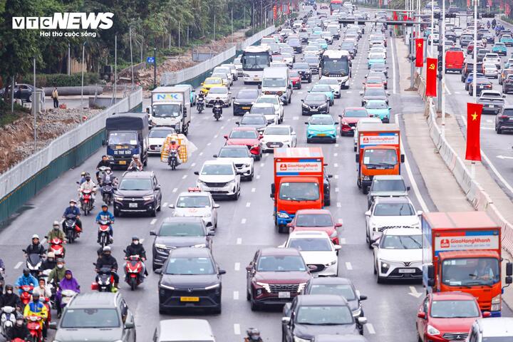 Đội mưa gi&oacute;, d&ograve;ng người &ugrave;n &ugrave;n đổ về Thủ đ&ocirc; sau kỳ nghỉ Tết- Ảnh 1.