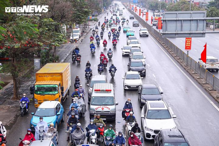 Đội mưa gi&oacute;, d&ograve;ng người &ugrave;n &ugrave;n đổ về Thủ đ&ocirc; sau kỳ nghỉ Tết- Ảnh 6.