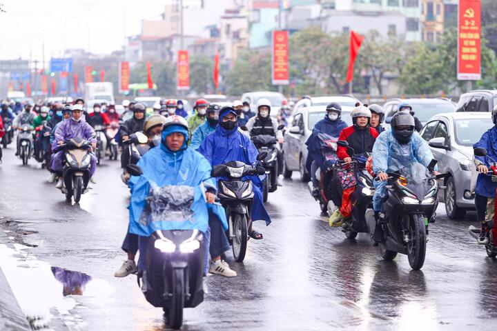 Đội mưa gi&oacute;, d&ograve;ng người &ugrave;n &ugrave;n đổ về Thủ đ&ocirc; sau kỳ nghỉ Tết- Ảnh 7.