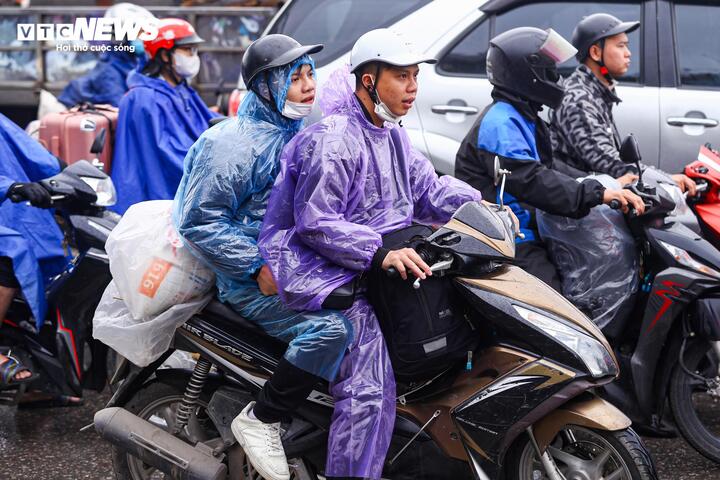 Đội mưa gi&oacute;, d&ograve;ng người &ugrave;n &ugrave;n đổ về Thủ đ&ocirc; sau kỳ nghỉ Tết- Ảnh 10.