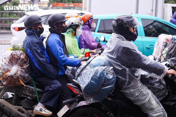 Đội mưa gi&oacute;, d&ograve;ng người &ugrave;n &ugrave;n đổ về Thủ đ&ocirc; sau kỳ nghỉ Tết- Ảnh 8.