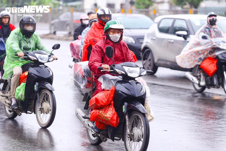 Đội mưa gi&oacute;, d&ograve;ng người &ugrave;n &ugrave;n đổ về Thủ đ&ocirc; sau kỳ nghỉ Tết- Ảnh 9.