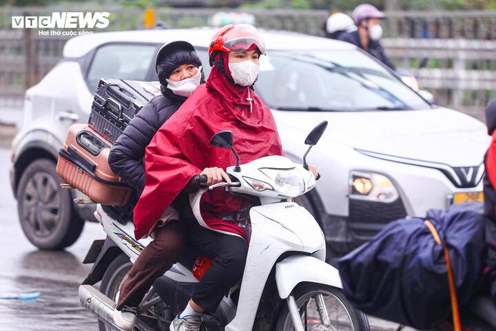 Đội mưa gi&oacute;, d&ograve;ng người &ugrave;n &ugrave;n đổ về Thủ đ&ocirc; sau kỳ nghỉ Tết- Ảnh 11.