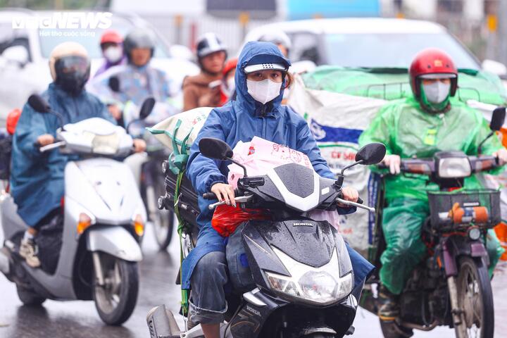 Đội mưa gi&oacute;, d&ograve;ng người &ugrave;n &ugrave;n đổ về Thủ đ&ocirc; sau kỳ nghỉ Tết- Ảnh 13.