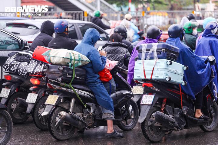 Đội mưa gi&oacute;, d&ograve;ng người &ugrave;n &ugrave;n đổ về Thủ đ&ocirc; sau kỳ nghỉ Tết- Ảnh 12.