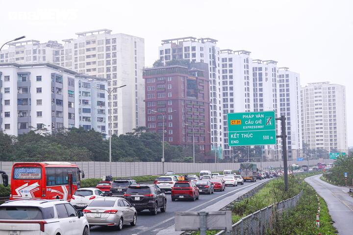 Đội mưa gi&oacute;, d&ograve;ng người &ugrave;n &ugrave;n đổ về Thủ đ&ocirc; sau kỳ nghỉ Tết- Ảnh 14.