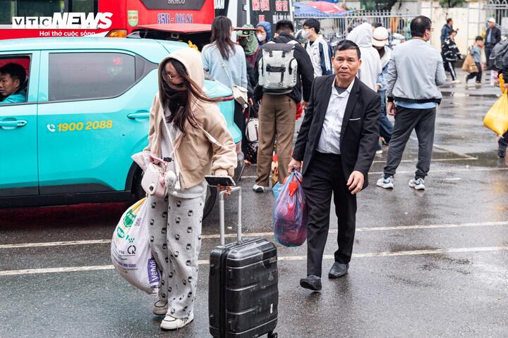 Đội mưa gi&oacute;, d&ograve;ng người &ugrave;n &ugrave;n đổ về Thủ đ&ocirc; sau kỳ nghỉ Tết- Ảnh 17.