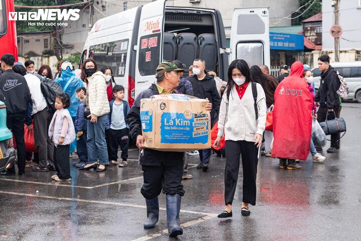 Đội mưa gi&oacute;, d&ograve;ng người &ugrave;n &ugrave;n đổ về Thủ đ&ocirc; sau kỳ nghỉ Tết- Ảnh 18.