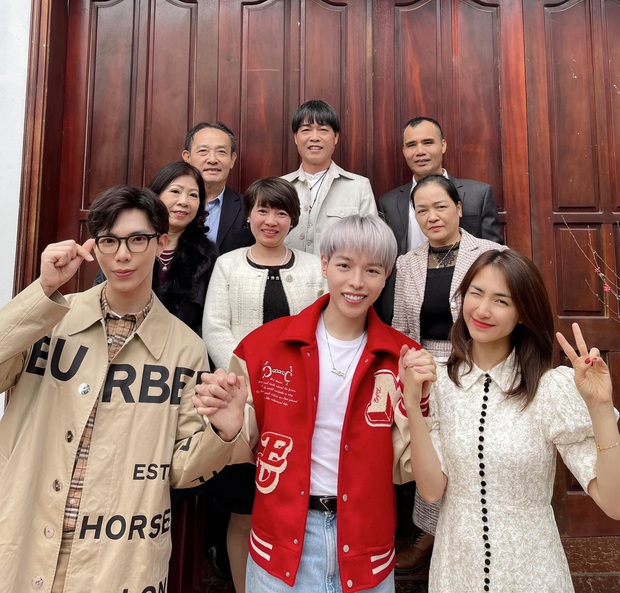 Hoa d&acirc;m bụt giữ chuỗi gặp mặt đầu năm, 3 gia đ&igrave;nh sum vầy đầu xu&acirc;n- Ảnh 4.