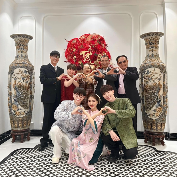 Hoa d&acirc;m bụt giữ chuỗi gặp mặt đầu năm, 3 gia đ&igrave;nh sum vầy đầu xu&acirc;n- Ảnh 3.