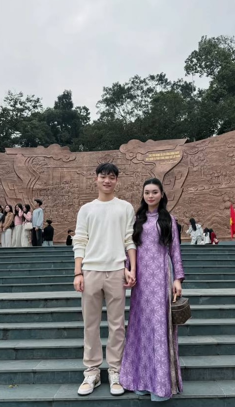 Xu&acirc;n Bắc U23 Việt Nam bất ngờ tay trong tay với g&aacute;i đẹp từng thi hoa hậu giữa l&uacute;c chuyện t&igrave;nh cảm g&acirc;y x&ocirc;n xao- Ảnh 1.