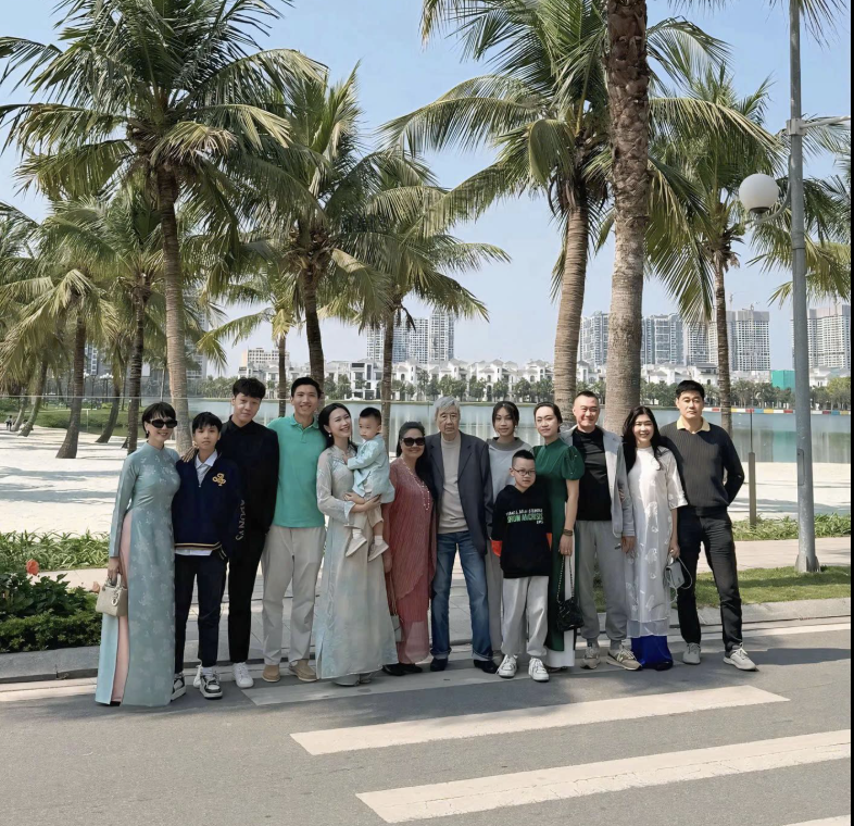 Mẹ vợ hot nhất l&agrave;ng b&oacute;ng đ&aacute; du xu&acirc;n c&ugrave;ng nh&agrave; Văn Hậu, visual trẻ đẹp đỉnh ch&oacute;p, Do&atilde;n Hải My cũng phải d&egrave; chừng- Ảnh 1.