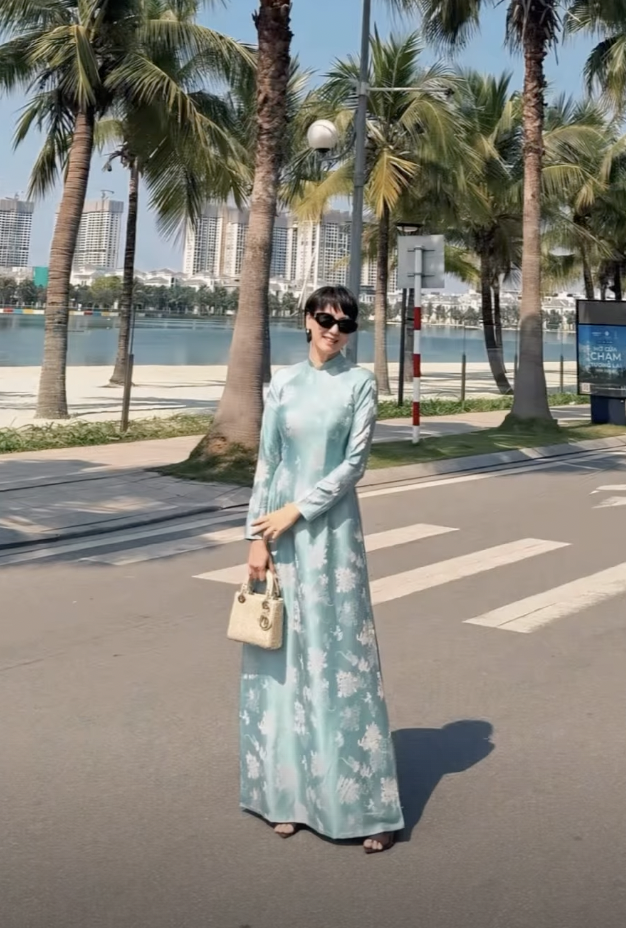 Mẹ vợ hot nhất l&agrave;ng b&oacute;ng đ&aacute; du xu&acirc;n c&ugrave;ng nh&agrave; Văn Hậu, visual trẻ đẹp đỉnh ch&oacute;p, Do&atilde;n Hải My cũng phải d&egrave; chừng- Ảnh 3.