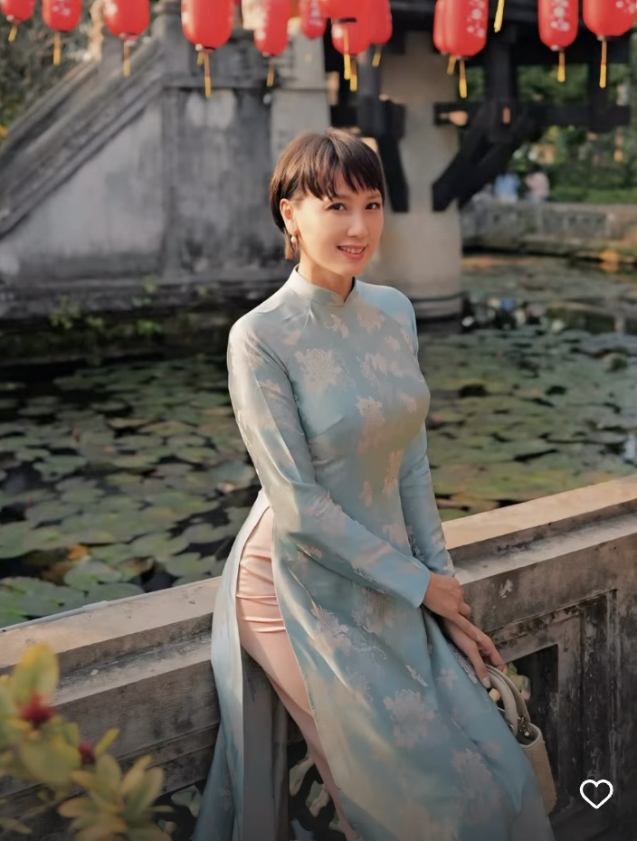 Mẹ vợ hot nhất l&agrave;ng b&oacute;ng đ&aacute; du xu&acirc;n c&ugrave;ng nh&agrave; Văn Hậu, visual trẻ đẹp đỉnh ch&oacute;p, Do&atilde;n Hải My cũng phải d&egrave; chừng- Ảnh 2.