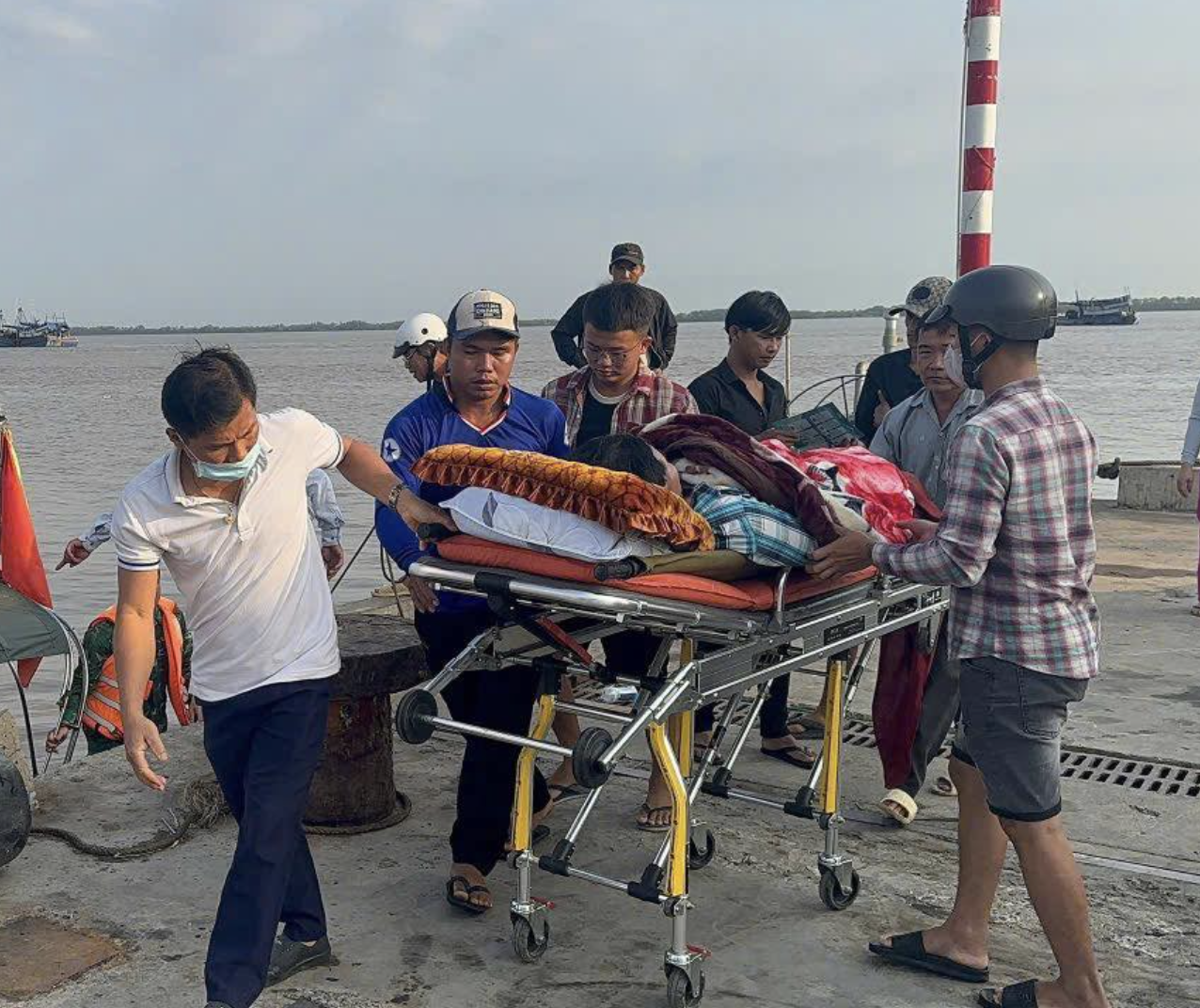 Đang điều khiển t&agrave;u, thuyền trưởng bất ngờ co giật, bất tỉnh- Ảnh 1.