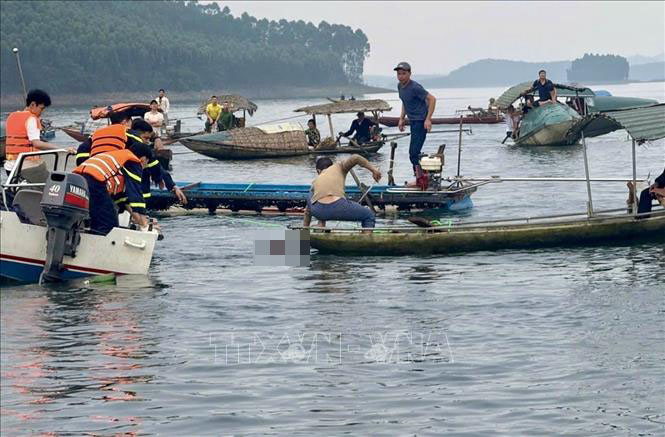 T&igrave;m thấy thi thể 6 nạn nh&acirc;n trong vụ lật t&agrave;u ở hồ Th&aacute;c B&agrave;- Ảnh 1.