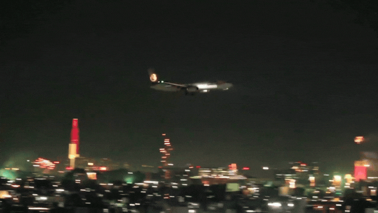 Hàng trăm hành khách vỡ òa trên chuyến bay hạnh phúc nhất Việt Nam dịp Tết Bính Ngọ khi chứng kiến phép màu lúc 0 giờ- Ảnh 1. Hàng trăm hành khách vỡ òa trên chuyến bay hạnh phúc nhất Việt Nam dịp Tết Bính Ngọ khi chứng kiến phép màu lúc 0 giờ- Ảnh 1.