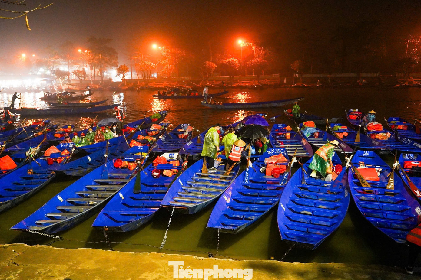 D&ograve;ng người đội mưa từ 5h s&aacute;ng đi khai hội ch&ugrave;a Hương- Ảnh 8.