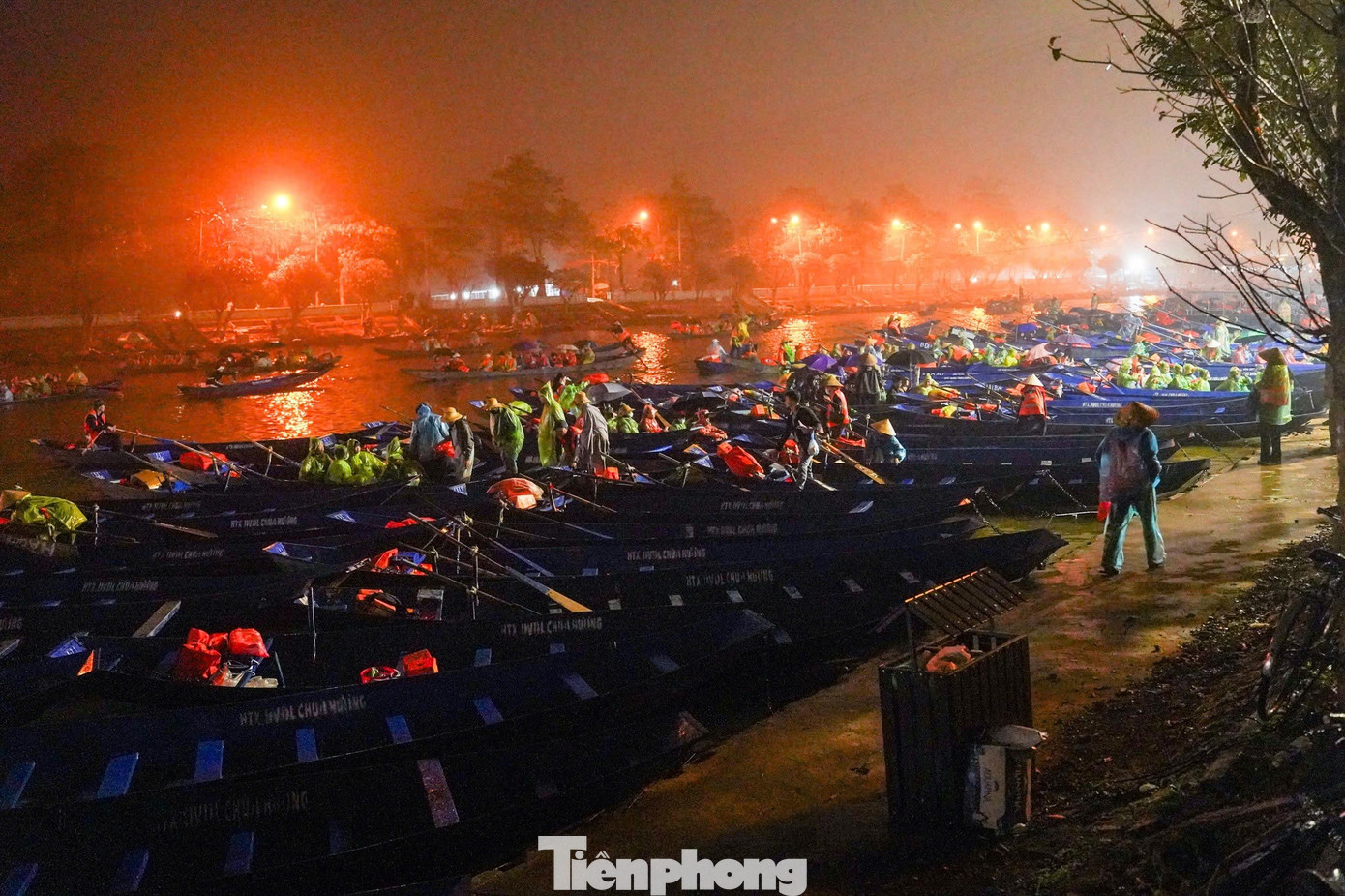 D&ograve;ng người đội mưa từ 5h s&aacute;ng đi khai hội ch&ugrave;a Hương- Ảnh 1.