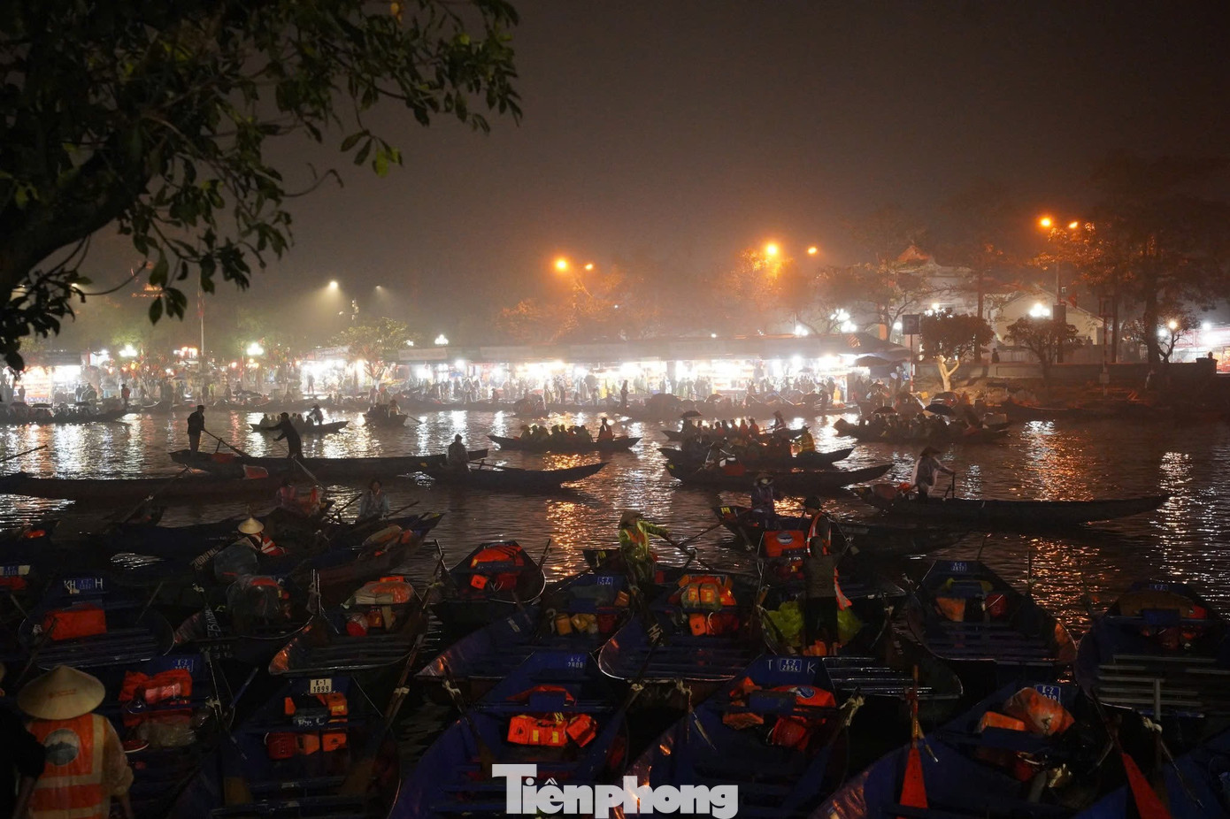 D&ograve;ng người đội mưa từ 5h s&aacute;ng đi khai hội ch&ugrave;a Hương- Ảnh 2.