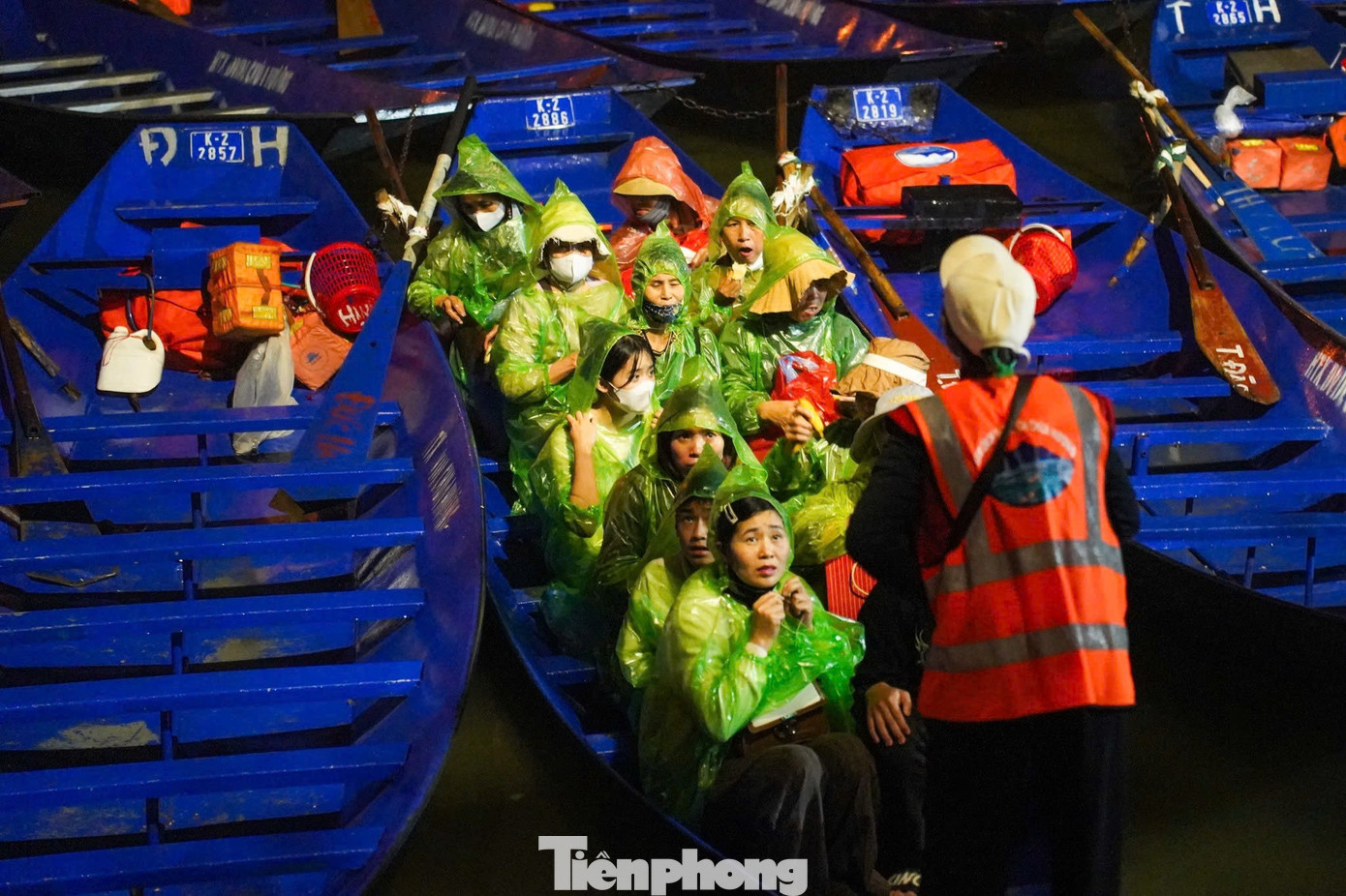 D&ograve;ng người đội mưa từ 5h s&aacute;ng đi khai hội ch&ugrave;a Hương- Ảnh 9.