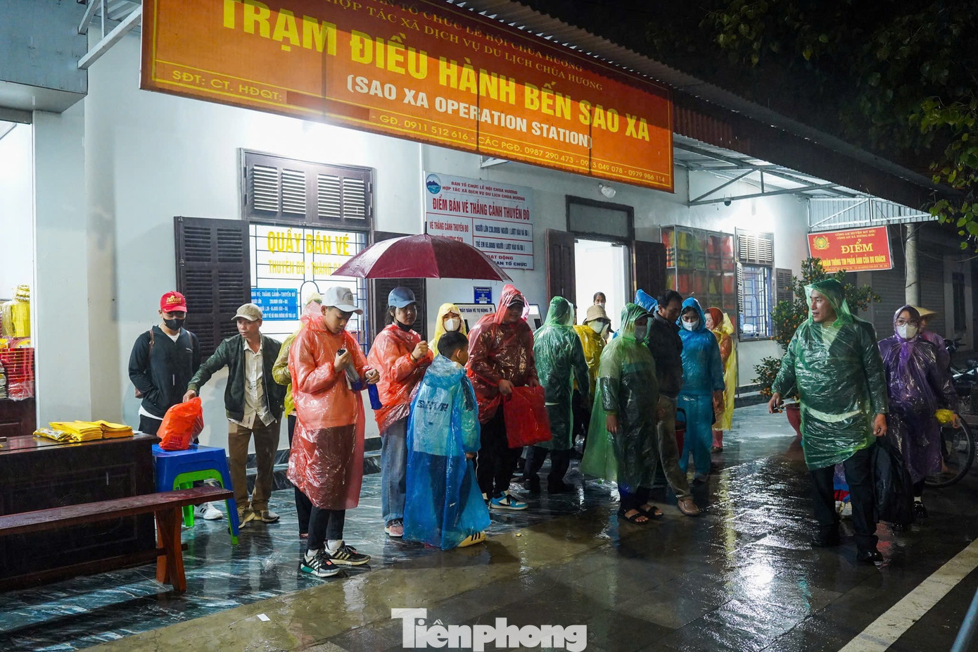 D&ograve;ng người đội mưa từ 5h s&aacute;ng đi khai hội ch&ugrave;a Hương- Ảnh 5.