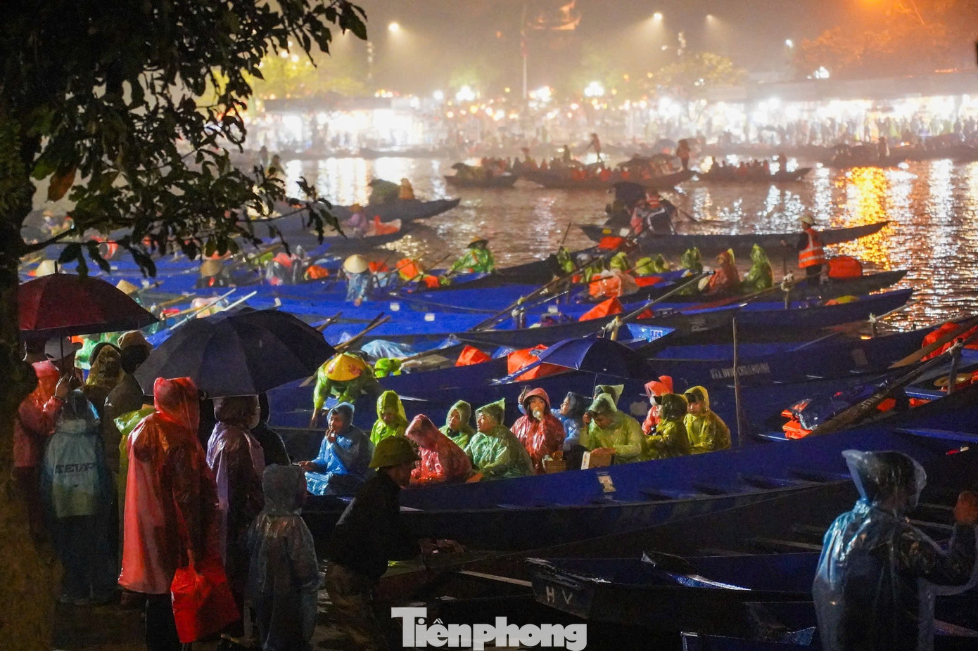 D&ograve;ng người đội mưa từ 5h s&aacute;ng đi khai hội ch&ugrave;a Hương- Ảnh 11.