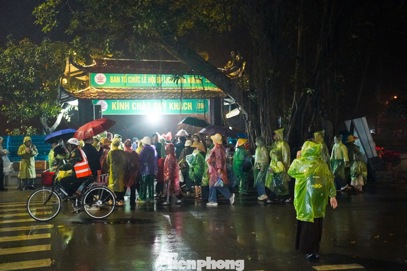 D&ograve;ng người đội mưa từ 5h s&aacute;ng đi khai hội ch&ugrave;a Hương- Ảnh 6.