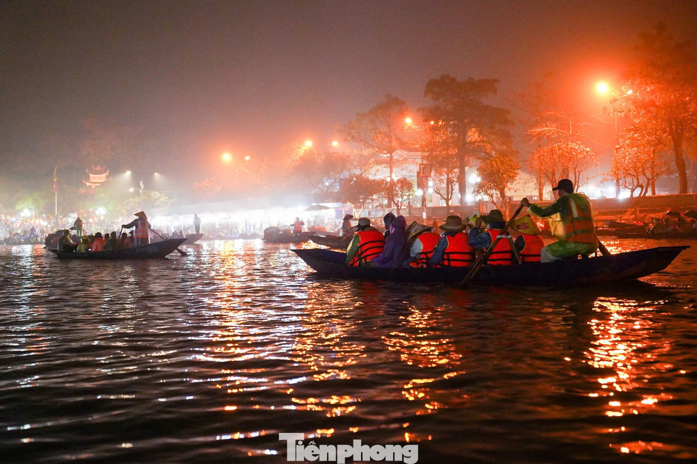 D&ograve;ng người đội mưa từ 5h s&aacute;ng đi khai hội ch&ugrave;a Hương- Ảnh 14.