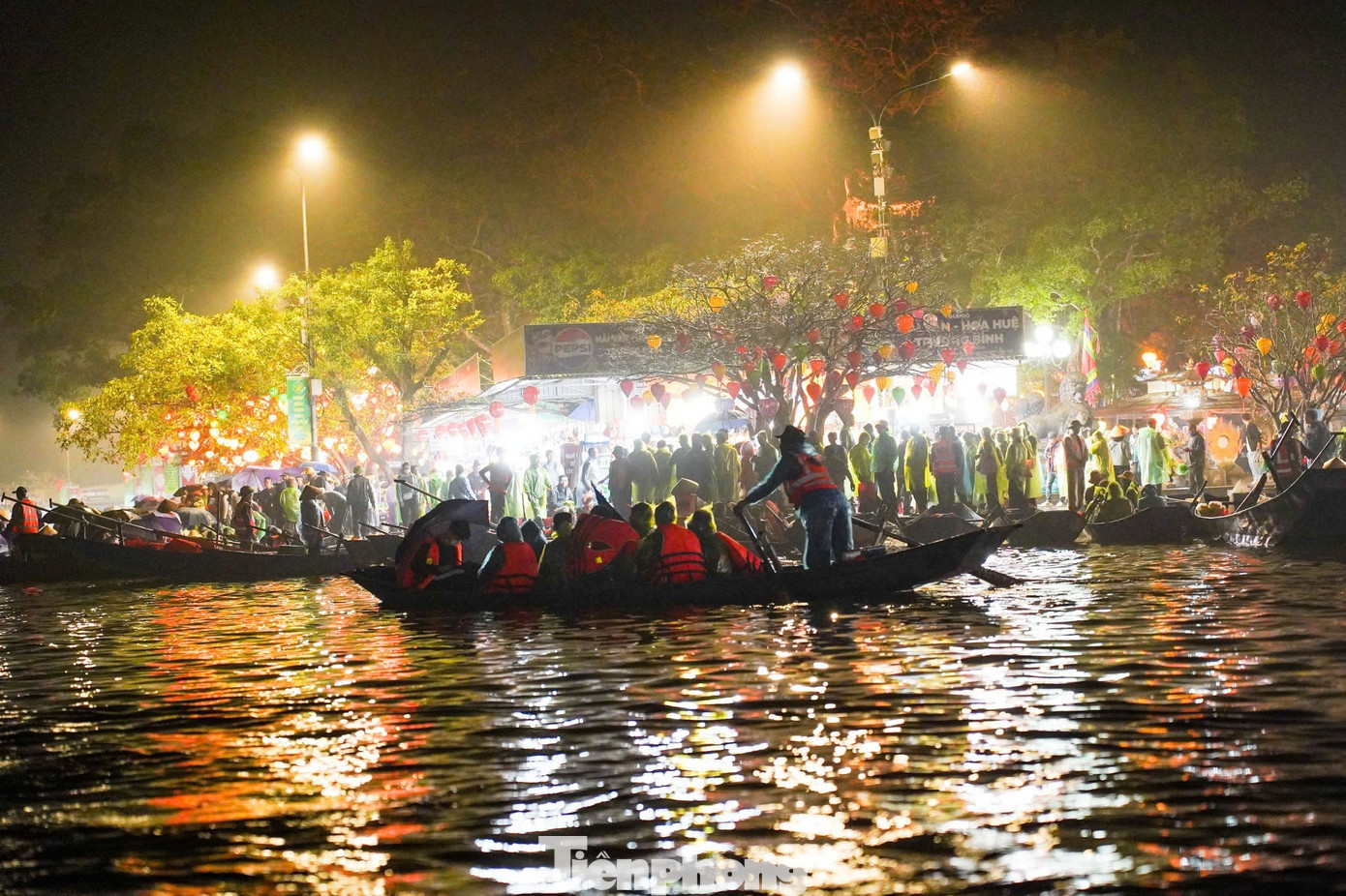 D&ograve;ng người đội mưa từ 5h s&aacute;ng đi khai hội ch&ugrave;a Hương- Ảnh 15.