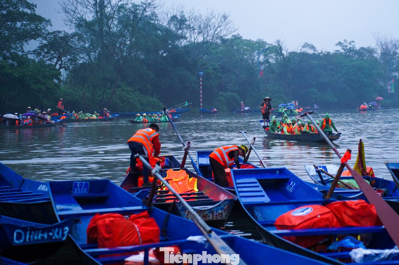 D&ograve;ng người đội mưa từ 5h s&aacute;ng đi khai hội ch&ugrave;a Hương- Ảnh 13.