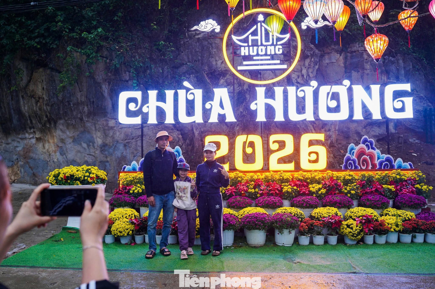 D&ograve;ng người đội mưa từ 5h s&aacute;ng đi khai hội ch&ugrave;a Hương- Ảnh 18.