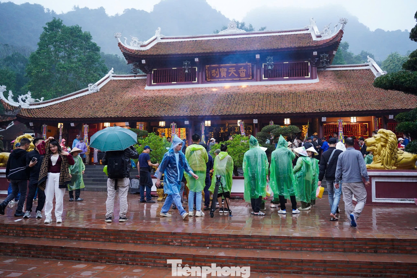 D&ograve;ng người đội mưa từ 5h s&aacute;ng đi khai hội ch&ugrave;a Hương- Ảnh 19.