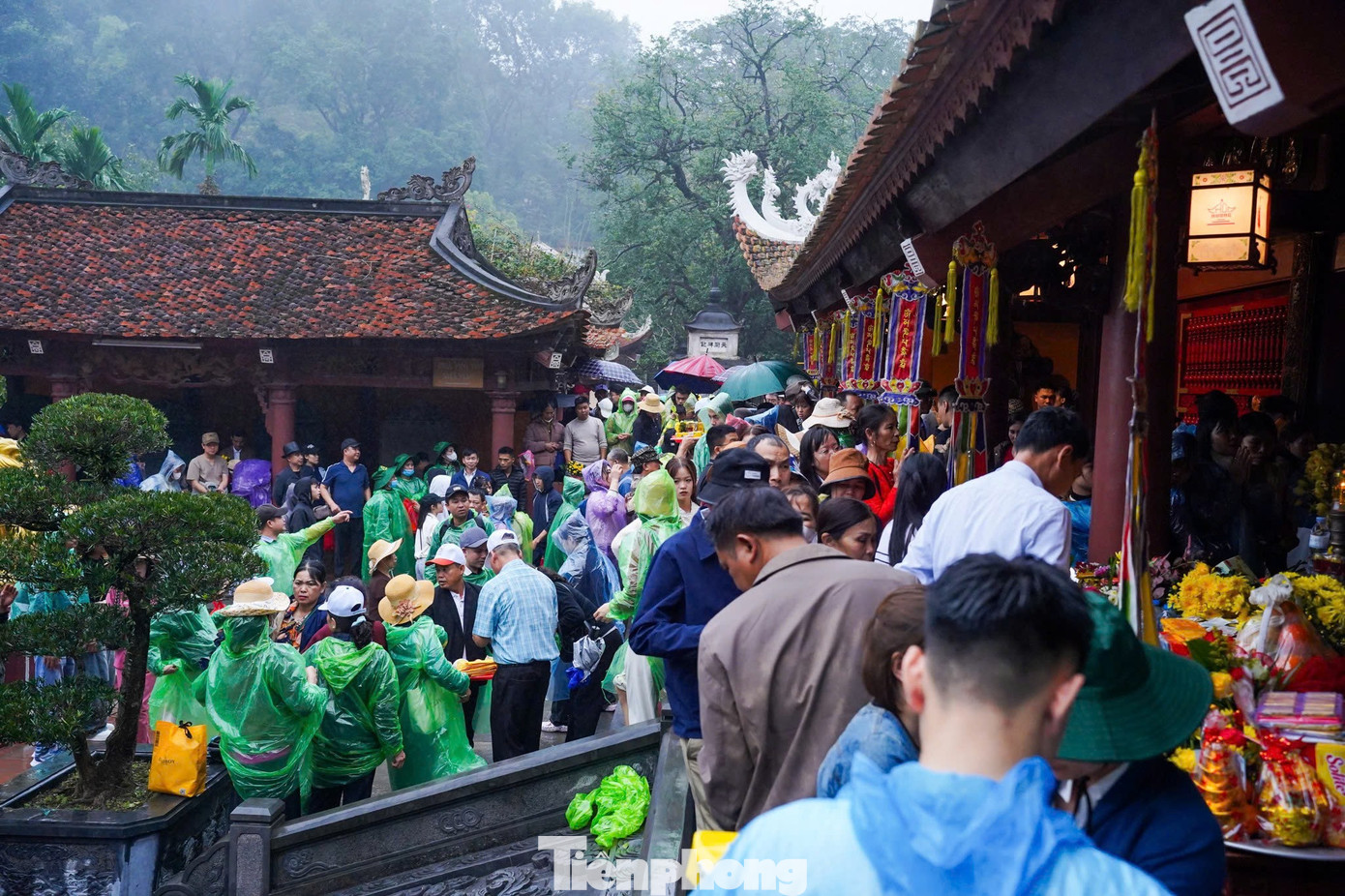 D&ograve;ng người đội mưa từ 5h s&aacute;ng đi khai hội ch&ugrave;a Hương- Ảnh 21.