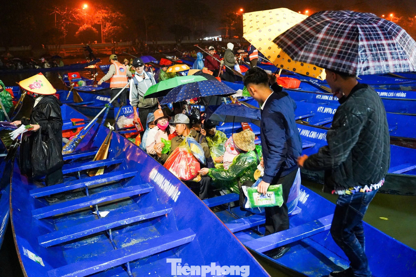 D&ograve;ng người đội mưa từ 5h s&aacute;ng đi khai hội ch&ugrave;a Hương- Ảnh 12.