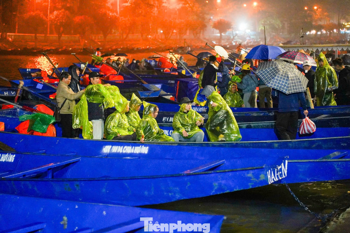 D&ograve;ng người đội mưa từ 5h s&aacute;ng đi khai hội ch&ugrave;a Hương- Ảnh 10.