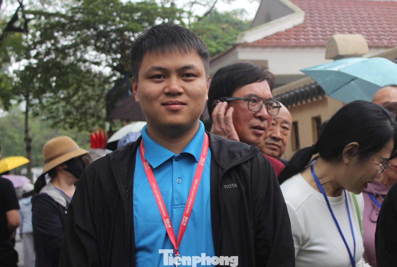 D&ograve;ng người xếp h&agrave;ng, đội mưa du xu&acirc;n H&agrave; Nội m&ugrave;ng 6 Tết- Ảnh 10.