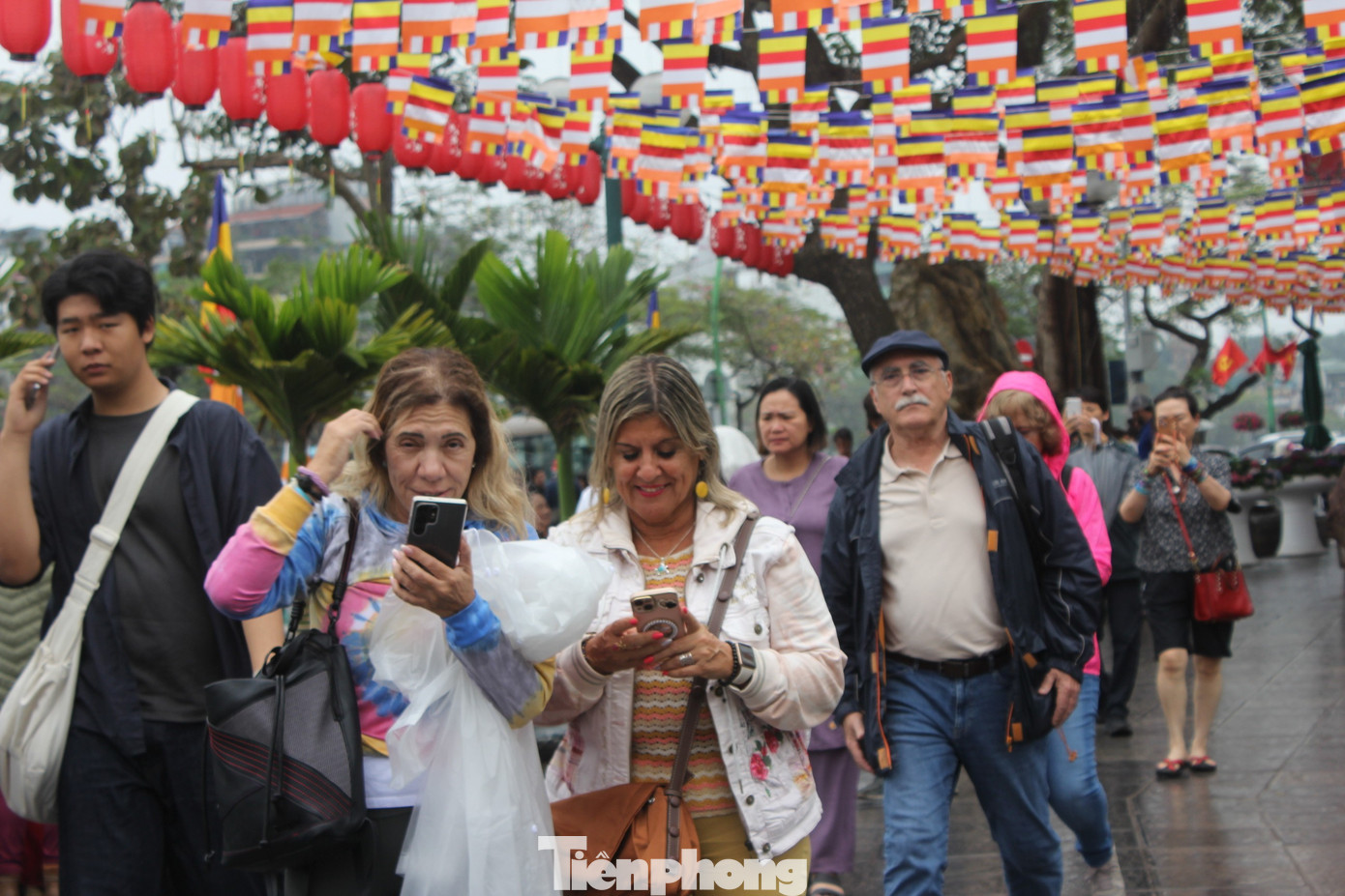 D&ograve;ng người xếp h&agrave;ng, đội mưa du xu&acirc;n H&agrave; Nội m&ugrave;ng 6 Tết- Ảnh 11.