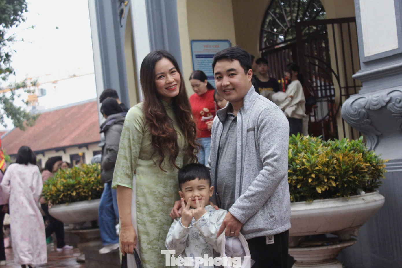 D&ograve;ng người xếp h&agrave;ng, đội mưa du xu&acirc;n H&agrave; Nội m&ugrave;ng 6 Tết- Ảnh 1.