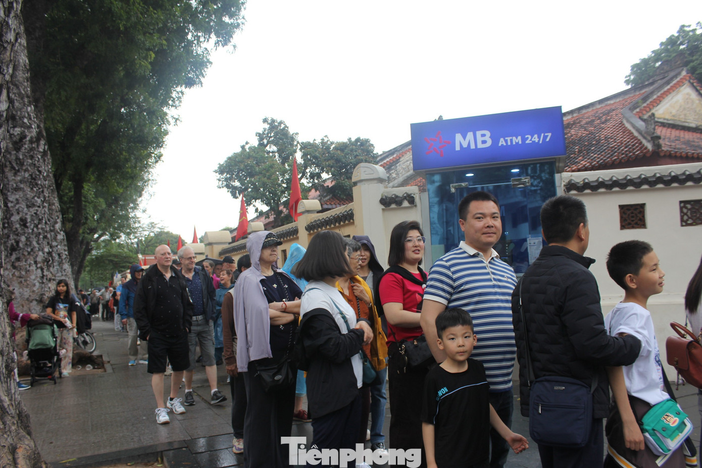 D&ograve;ng người xếp h&agrave;ng, đội mưa du xu&acirc;n H&agrave; Nội m&ugrave;ng 6 Tết- Ảnh 9.