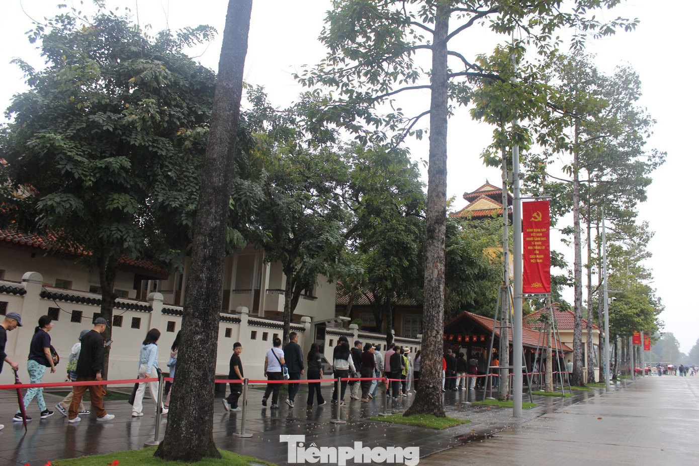 D&ograve;ng người xếp h&agrave;ng, đội mưa du xu&acirc;n H&agrave; Nội m&ugrave;ng 6 Tết- Ảnh 8.