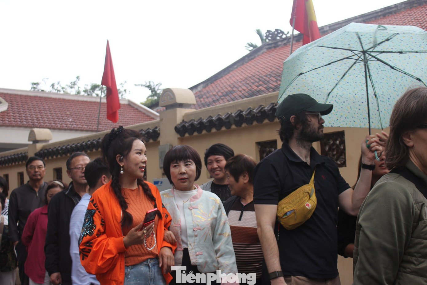 D&ograve;ng người xếp h&agrave;ng, đội mưa du xu&acirc;n H&agrave; Nội m&ugrave;ng 6 Tết- Ảnh 13.