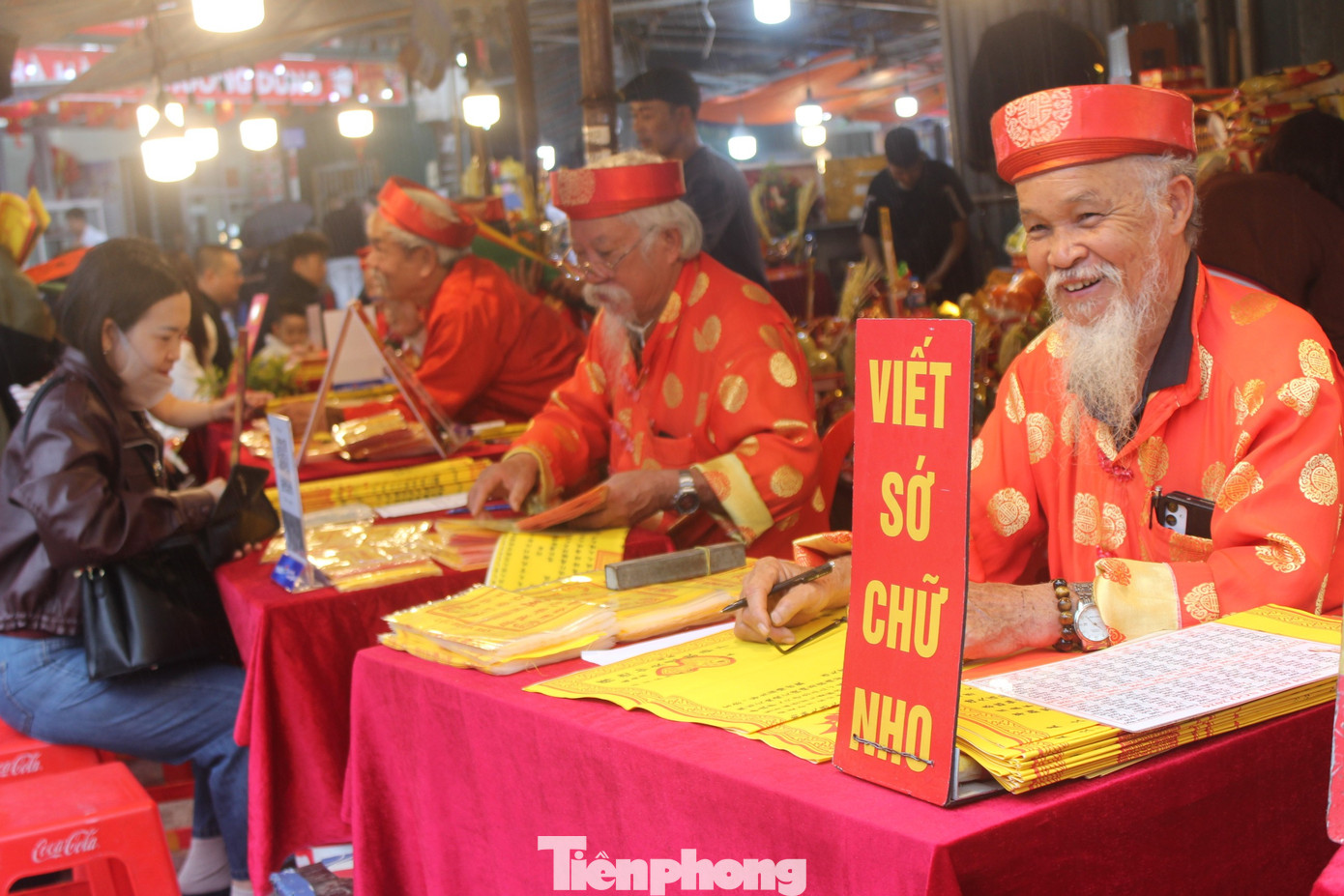 D&ograve;ng người xếp h&agrave;ng, đội mưa du xu&acirc;n H&agrave; Nội m&ugrave;ng 6 Tết- Ảnh 2.