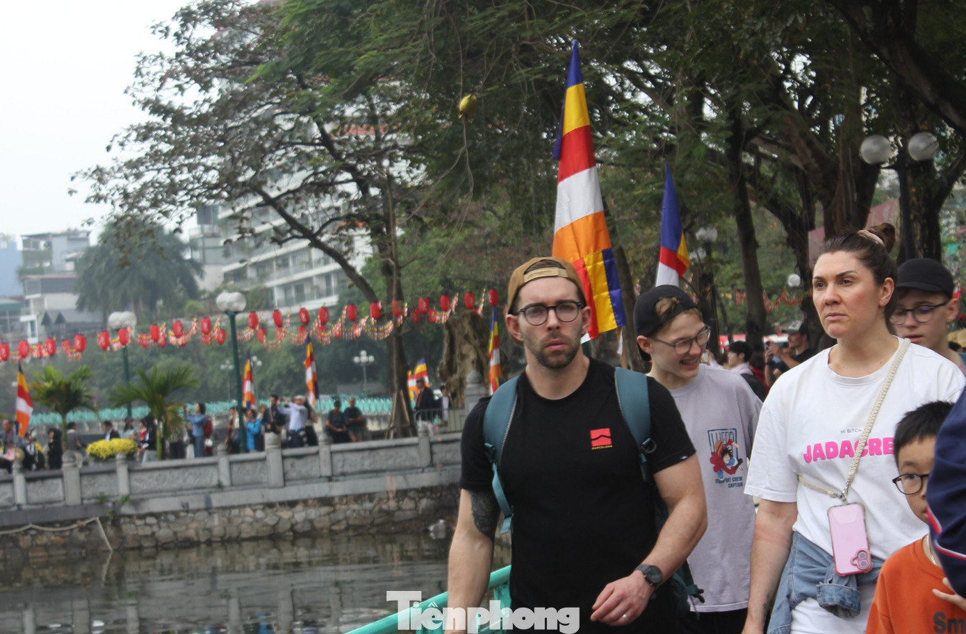 D&ograve;ng người xếp h&agrave;ng, đội mưa du xu&acirc;n H&agrave; Nội m&ugrave;ng 6 Tết- Ảnh 12.