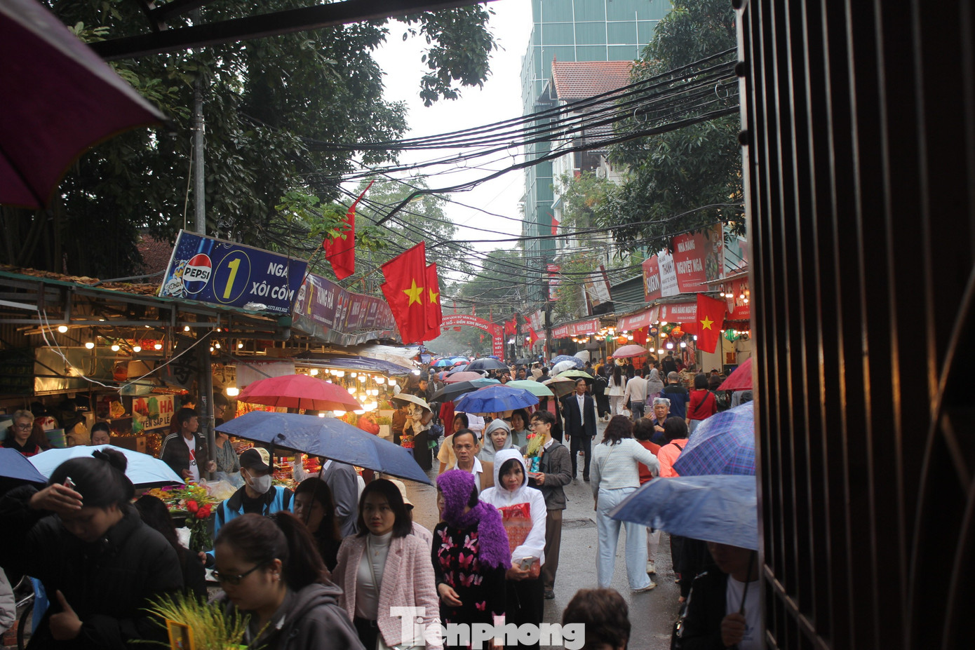 D&ograve;ng người xếp h&agrave;ng, đội mưa du xu&acirc;n H&agrave; Nội m&ugrave;ng 6 Tết- Ảnh 3.