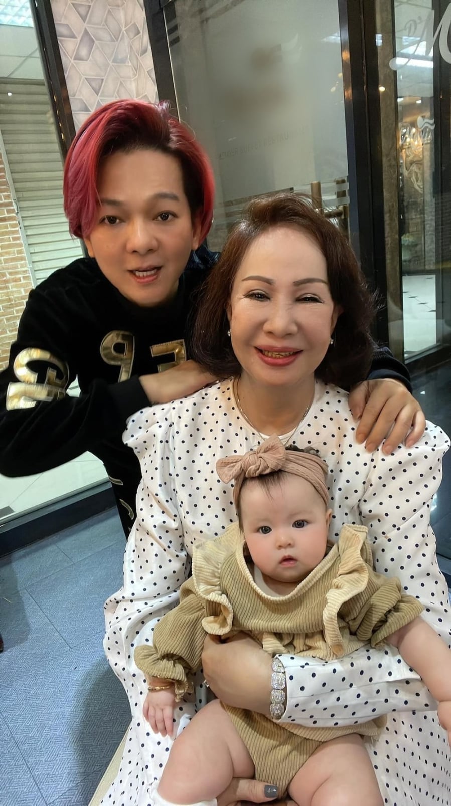 Nam ca sĩ lấy vợ hơn 8 tuổi, kh&ocirc;ng con c&aacute;i vẫn hạnh ph&uacute;c: U60 tối n&agrave;o cũng h&ocirc;n ch&uacute;c vợ ngủ ngon- Ảnh 2.