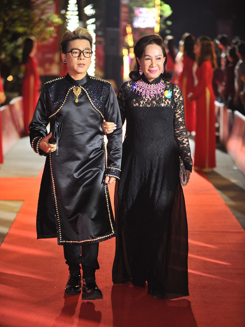 Nam ca sĩ lấy vợ hơn 8 tuổi, kh&ocirc;ng con c&aacute;i vẫn hạnh ph&uacute;c: U60 tối n&agrave;o cũng h&ocirc;n ch&uacute;c vợ ngủ ngon- Ảnh 1.